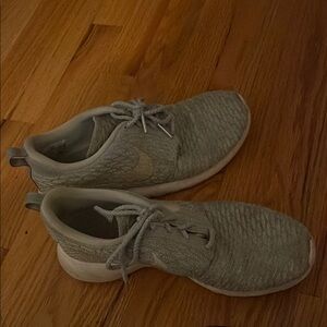 Nike Men's Gray Athletic Shoes